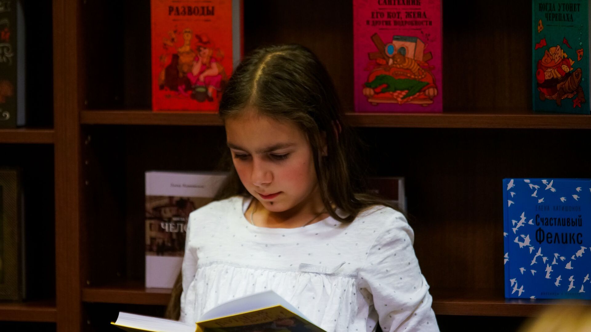Девочка читает книгу - Sputnik Латвия, 1920, 25.04.2021