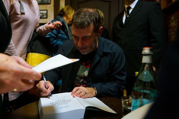 Евгений Гришковец в Риге рассказал о погоде в Латвии, вдохновении и мухах Евгений Гришковец в Риге рассказал о погоде в Латвии, вдохновении и мухах - Sputnik Латвия
