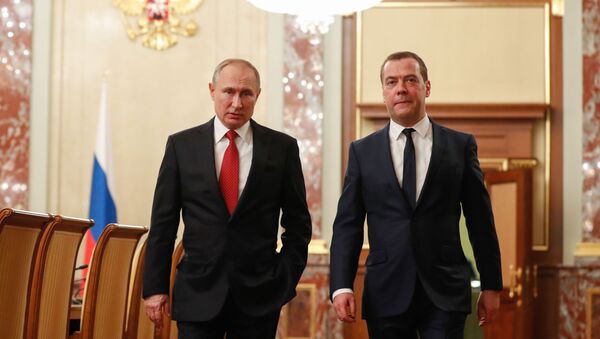 Президент РФ Владимир Путин и премьер-министр Дмитрий Медведев перед встречей с членами правительства, 15 января 2020 - Sputnik Latvija
