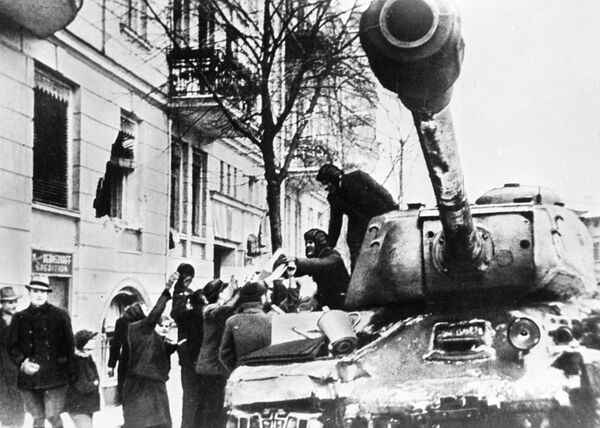 Освобождение Варшавы: в бой шли солдаты с красными звездами и польскими орлами Освобождение Варшавы: в бой шли солдаты с красными звездами и польскими орлами - Sputnik Латвия