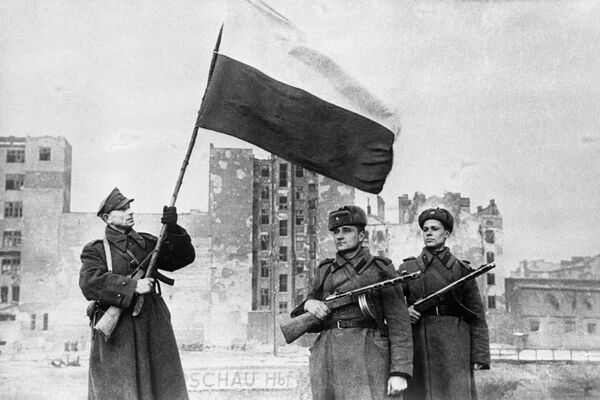 Освобождение Варшавы: в бой шли солдаты с красными звездами и польскими орлами Освобождение Варшавы: в бой шли солдаты с красными звездами и польскими орлами - Sputnik Латвия