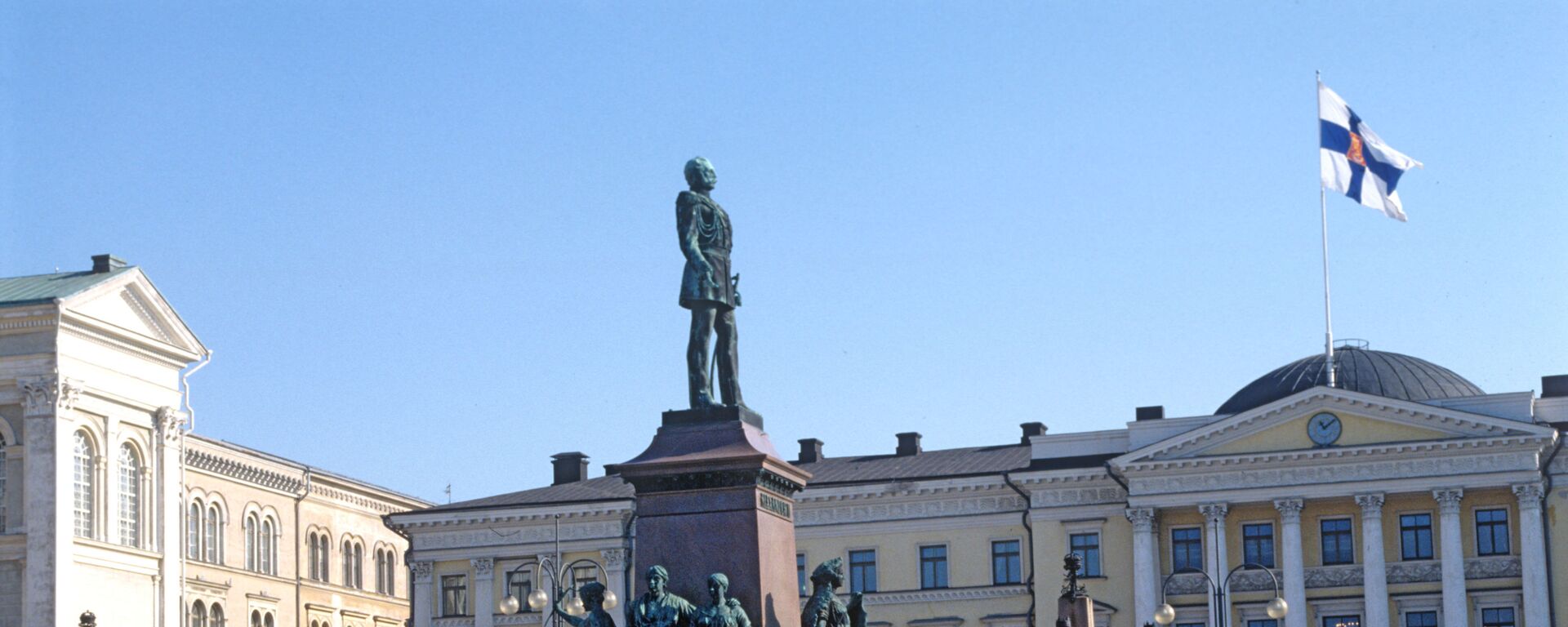 Памятник российскому императору Александру II на Сенатской площади в Хельсинки - Sputnik Латвия, 1920, 17.05.2022