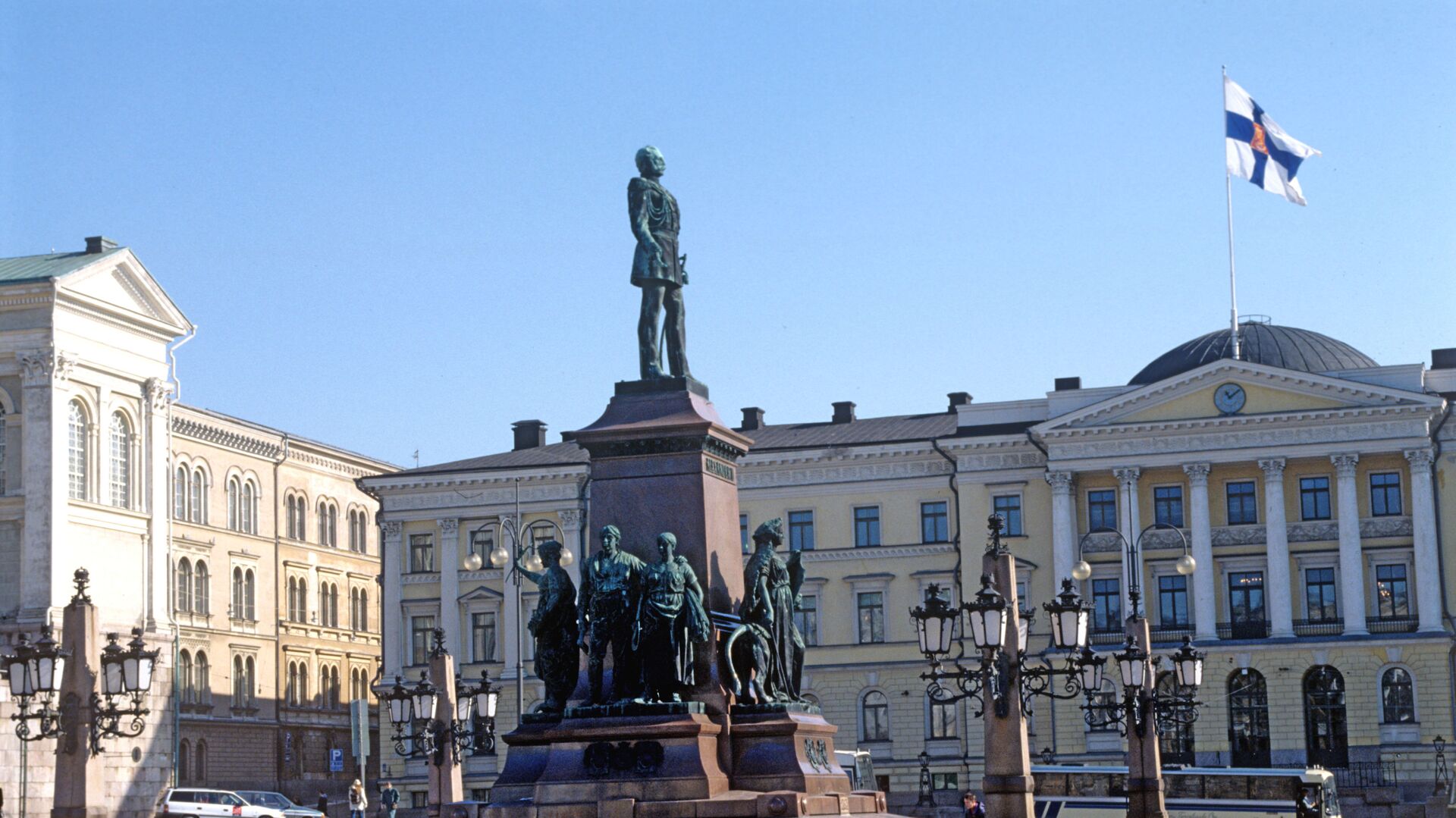 Памятник российскому императору Александру II на Сенатской площади в Хельсинки - Sputnik Латвия, 1920, 17.05.2022