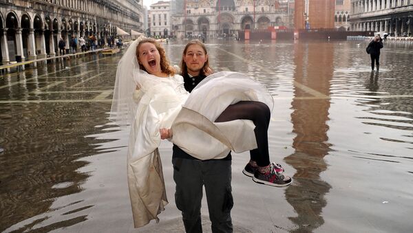 Жених с невестой на руках во время наводнения в Венеции  - Sputnik Латвия