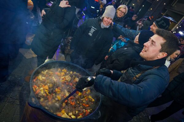 В Риге прошел четвертый фестиваль уличной еды Street Food Festival - Sputnik Латвия