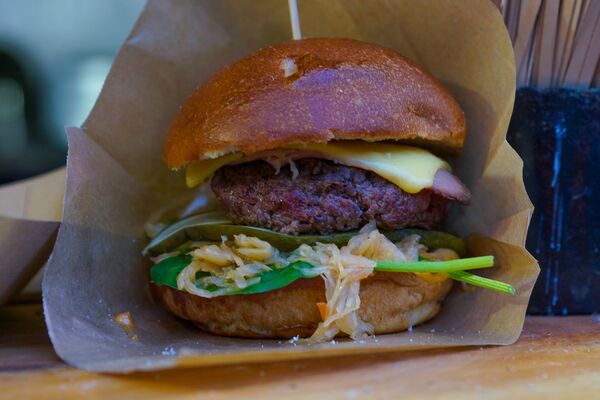 Гамбургер - один из главных атрибутов уличной еды на фестивале Street Food Festival в Риге. Гамбургер - один из главных атрибутов уличной еды на фестивале Street Food Festival в Риге. - Sputnik Латвия