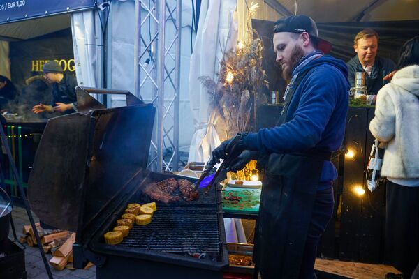 Во время проведения фестиваля Street Food Festival в Риге мясо и овощи готовят в основном на гриле. Во время проведения фестиваля Street Food Festival в Риге мясо и овощи готовят в основном на гриле. - Sputnik Латвия