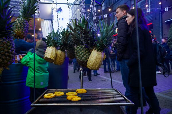 Ананас на гриле - редкий гость рижской уличной культуры питания. Но на Street Food Festival в Риге возможно все. Ананас на гриле - редкий гость рижской уличной культуры питания. Но на Street Food Festival в Риге возможно все. - Sputnik Латвия