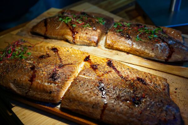 Копченый лосось с травами на фестивале уличной еды Street Food Festival в Риге. Копченый лосось с травами на фестивале уличной еды Street Food Festival в Риге. - Sputnik Латвия