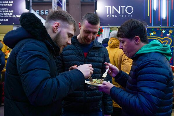 Посетители четвертого четвертый фестиваля уличной еды Street Food Festival в Риге. Посетители четвертого четвертый фестиваля уличной еды Street Food Festival в Риге. - Sputnik Латвия