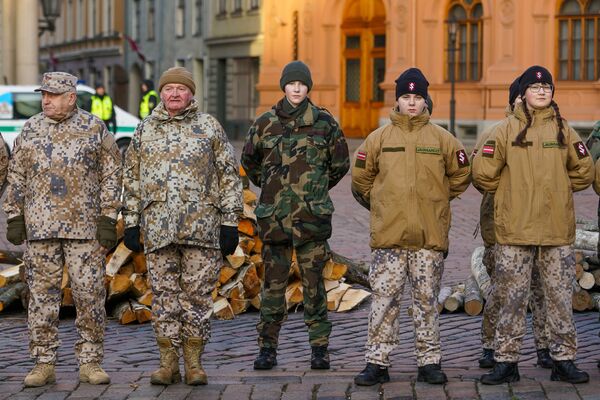 Мероприятие памяти баррикад 1991 года на Домской площади в Риге. Ветераны латвийской армии и яунсарги Мероприятие памяти баррикад 1991 года на Домской площади в Риге. Ветераны латвийской армии и яунсарги - Sputnik Латвия