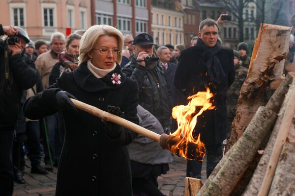 Мероприятие памяти баррикад 1991 года на Домской площади в Риге. Спикер Сейма Инара Мурниеце Мероприятие памяти баррикад 1991 года на Домской площади в Риге. Спикер Сейма Инара Мурниеце - Sputnik Латвия