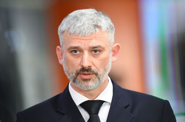 Министр транспорта Евгений Дитрих на брифинге по катастрофе самолета Аэрофлота в Шереметьево Министр транспорта Евгений Дитрих на брифинге по катастрофе самолета Аэрофлота в Шереметьево - Sputnik Латвия