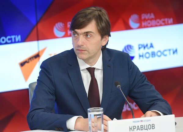 Руководитель Федеральной службы по надзору в сфере образования и науки Сергей Кравцов в пресс-центре МИА Россия сегодня Руководитель Федеральной службы по надзору в сфере образования и науки Сергей Кравцов в пресс-центре МИА Россия сегодня - Sputnik Латвия