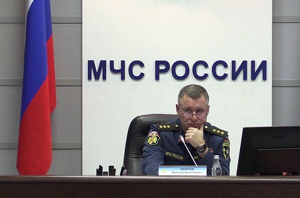 Министр по делам гражданской обороны, чрезвычайным ситуациям и ликвидации последствий стихийных бедствий Евгений Зиничев на совещании в Магнитогорске Министр по делам гражданской обороны, чрезвычайным ситуациям и ликвидации последствий стихийных бедствий Евгений Зиничев на совещании в Магнитогорске - Sputnik Латвия