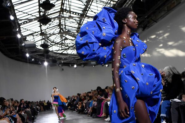Неделя моды в Париже Haute Couture: Schiaparelli Неделя моды в Париже Haute Couture: Schiaparelli - Sputnik Латвия