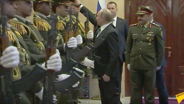 Владимир Путин поднял фуражку офицера палестинского караула - Sputnik Латвия