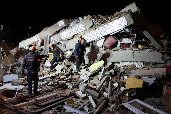 На месте обрушения здания в Элязыге, восточная Турция  - Sputnik Латвия
