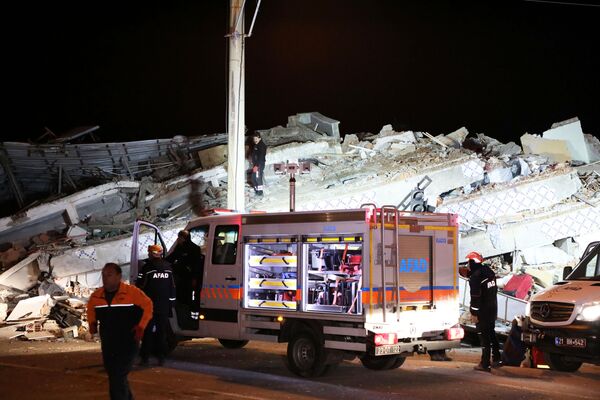 На месте обрушения здания в Элязыге, восточная Турция  - Sputnik Латвия
