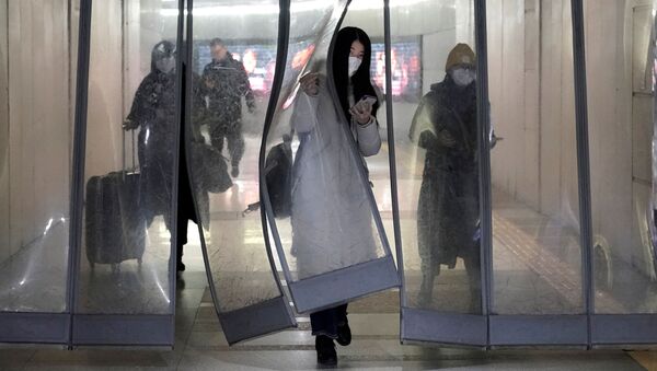 Девушка в маске в подземном переходе в Пекине  - Sputnik Латвия