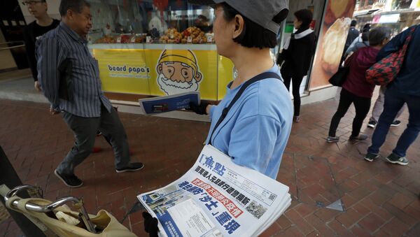 Раздача газет с новостями о коронавирусе в Гонконге  - Sputnik Латвия