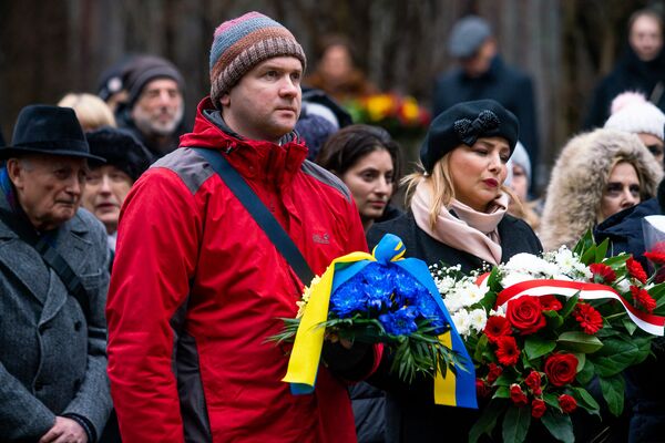 Памятное мероприятие на мемориале Бикерниеки, посвященное Международному дню памяти жертв Холокоста. Представитель посольства Украины и посол Польши на церемонии Памятное мероприятие на мемориале Бикерниеки, посвященное Международному дню памяти жертв Холокоста. Представитель посольства Украины и посол Польши на церемонии - Sputnik Латвия