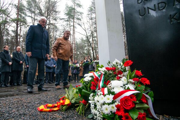 Памятное мероприятие на мемориале Бикерниеки, посвященное Международному дню памяти жертв Холокоста. Послы Беларуси России возложили цветы к мемориалу Памятное мероприятие на мемориале Бикерниеки, посвященное Международному дню памяти жертв Холокоста. Послы Беларуси России возложили цветы к мемориалу - Sputnik Латвия
