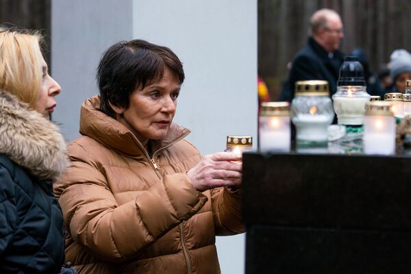 Памятное мероприятие на мемориале Бикерниеки, посвященное Международному дню памяти жертв Холокоста. Посол Израиля в Латвии Орли Гил зажгла свечу памяти Памятное мероприятие на мемориале Бикерниеки, посвященное Международному дню памяти жертв Холокоста. Посол Израиля в Латвии Орли Гил зажгла свечу памяти - Sputnik Латвия