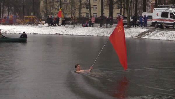 Под флагом Победы: заплыв моржей в годовщину снятия блокады Ленинграда - Sputnik Latvija