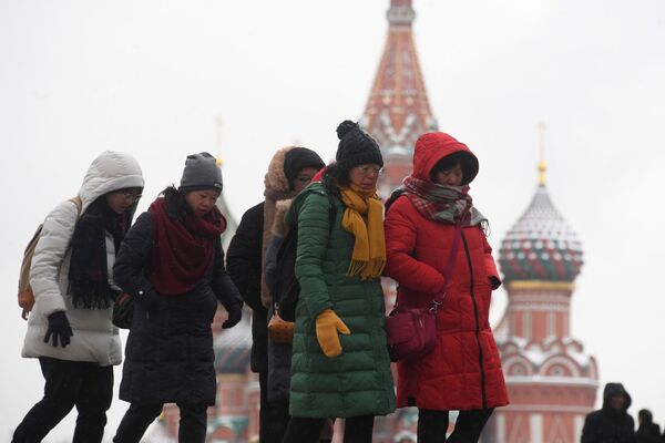 Иностранные туристы на Красной площади в Москве Иностранные туристы на Красной площади в Москве - Sputnik Латвия