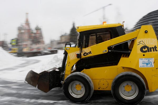 Снегоуборочная техника коммунальных служб во время уборки снега на территории природно-ландшафтного парка Зарядье в Москве Снегоуборочная техника коммунальных служб во время уборки снега на территории природно-ландшафтного парка Зарядье в Москве - Sputnik Латвия
