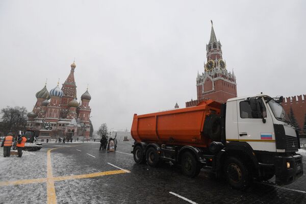 Снегоуборочная техника на Красной площади в Москве Снегоуборочная техника на Красной площади в Москве - Sputnik Латвия