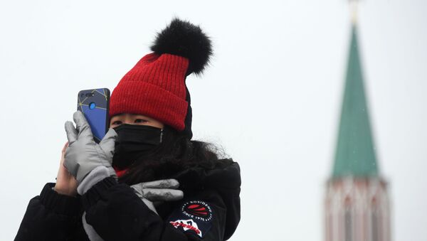 Иностранная туристка в защитной маске на Красной площади в Москве - Sputnik Латвия