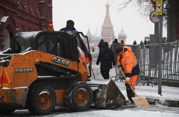 Сотрудники коммунальной службы чистят тротуар от снега в Москве Сотрудники коммунальной службы чистят тротуар от снега в Москве - Sputnik Латвия