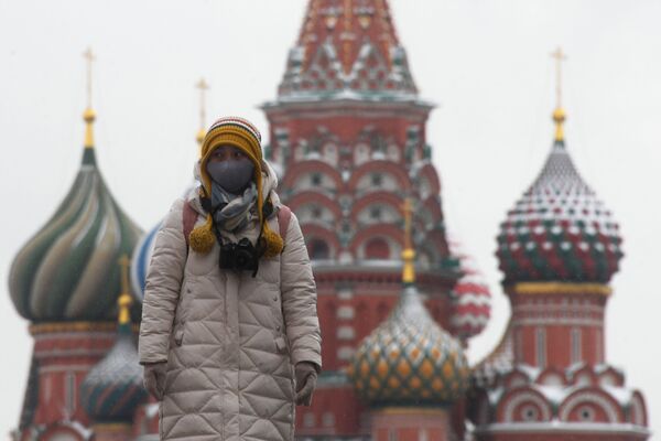 Иностранная туристка в защитной маске на Красной площади в Москве - Sputnik Латвия