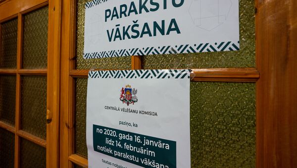 Большие плакаты на государственном языке объясняют, за что собирают подписи.  - Sputnik Латвия