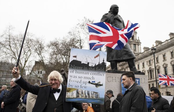Британцы, собравшиеся на Парламентской площади, встретили новость о разводе с Европой ликованием - Sputnik Латвия