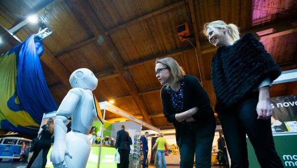 На стенде Огре гостей встречает робот - Sputnik Латвия