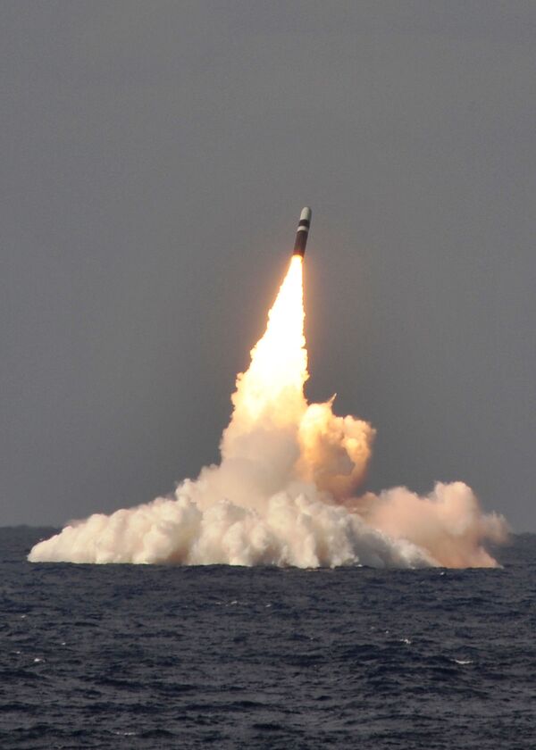 Запуск ракеты Trident II D-5 с подлодки USS West Virginia - Sputnik Латвия