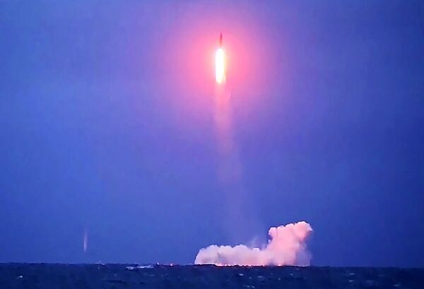 Пуск баллистической ракеты «Синева» с борта РПКСН «Верхотурье» Пуск баллистической ракеты «Синева» с борта РПКСН «Верхотурье» - Sputnik Латвия