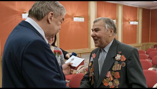 Не позволим переписать историю: посол России в Латвии вручил ветеранам памятные медали - Sputnik Латвия