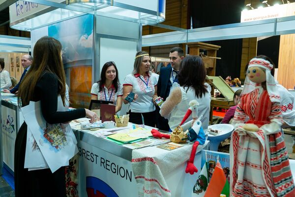 Белорусский стенд с национальным колоритом. Белорусский стенд с национальным колоритом. - Sputnik Латвия