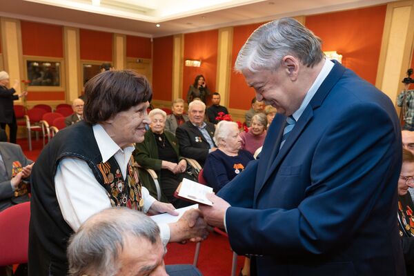 Живущим в Латвии ветеранам вручают медали в честь 75-летия Победы Живущим в Латвии ветеранам вручают медали в честь 75-летия Победы - Sputnik Латвия