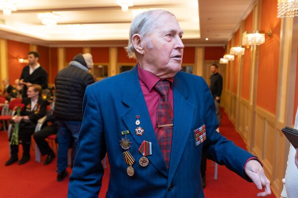 Живущим в Латвии ветеранам вручают медали в честь 75-летия Победы Живущим в Латвии ветеранам вручают медали в честь 75-летия Победы - Sputnik Латвия