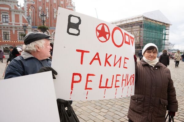 Митинг против бедности в Риге: Латвию назвали фашистским государством Митинг против бедности в Риге: Латвию назвали фашистским государством - Sputnik Латвия