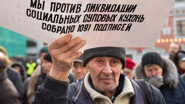 Пикет против закрытия пунктов бесплатной раздачи горячего питания - Sputnik Латвия