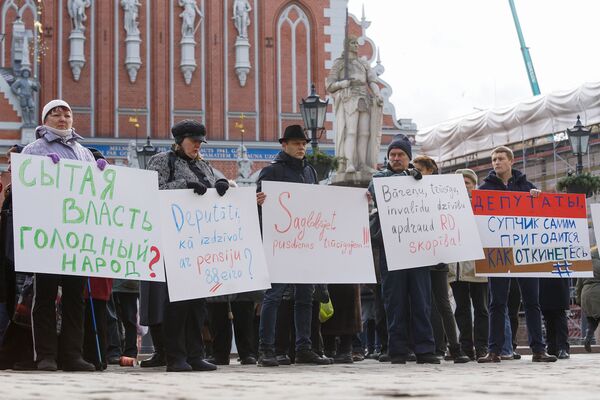Митинг против бедности в Риге: Латвию назвали фашистским государством Митинг против бедности в Риге: Латвию назвали фашистским государством - Sputnik Латвия