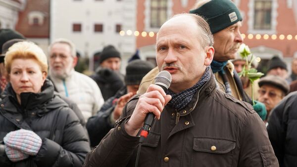 Мирослав Митрофанов на пикете против закрытия пунктов бесплатной раздачи горячего питания - Sputnik Latvija