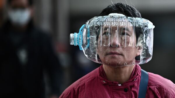 Женщина в Гонконге использует пластиковую бутылку в качестве маски, чтобы защититься от коронавируса - Sputnik Латвия