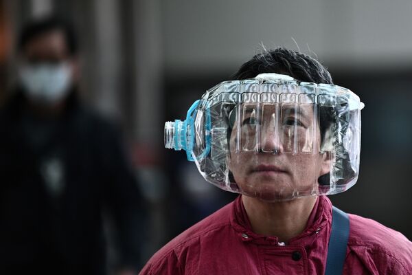 Женщина в Гонконге использует пластиковую бутылку в качестве маски, чтобы защититься от коронавируса - Sputnik Латвия